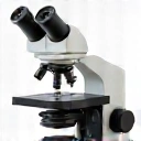 Icona di un microscopio che simboleggia il controllo qualità rigoroso.